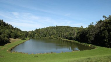 Güneşli bir günde sessiz bir göl..