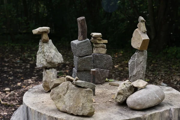 Pirámides Equilibradas Piedras Naturales Sobre Tronco Árbol Viejo — Foto de Stock