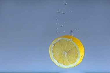 Limon parçaları suya dökülüyor..