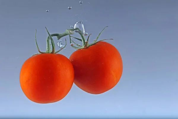 Zbliżenie Świeżych Zdrowych Pomidorów Wiśniowych Wpadających Czystej Wody — Zdjęcie stockowe
