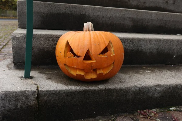 Halloween pompoen op de trap bij de ingang van het huis — Stockfoto