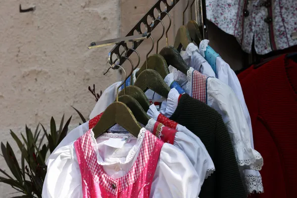 Dirndl vestidos de varios colores colgando de un estante —  Fotos de Stock