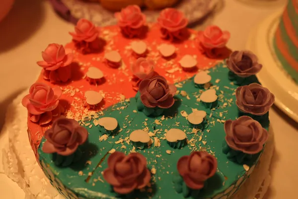 Bolo Aniversário Decorado Com Rosas Corações — Fotografia de Stock