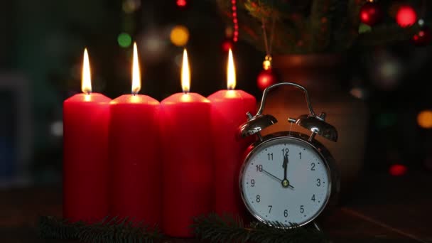 Capodanno Orologio Sullo Sfondo Delle Candele — Video Stock