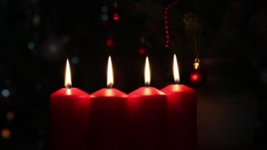 Uyarı arkaplanı. Advent Sezon, dört mum yanıyor.