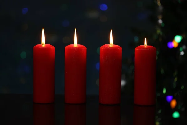 Antecedentes do Advento. Temporada do Advento, quatro velas acesas. — Fotografia de Stock
