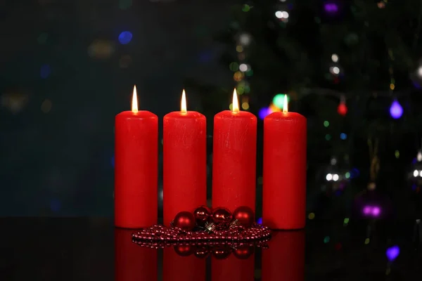 四季降临 四支蜡烛在燃烧 合适的背景 — 图库照片