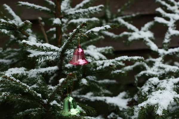 Weihnachtsspielzeug am Baum im Wald — Stockfoto
