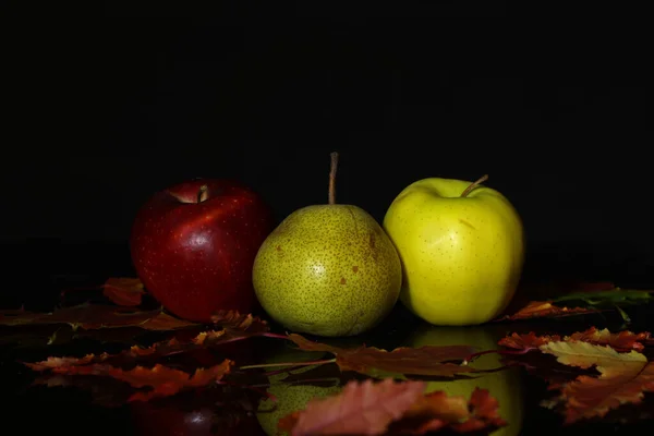 Manzanas Maduras Peras Yacen Sobre Mesa — Foto de Stock