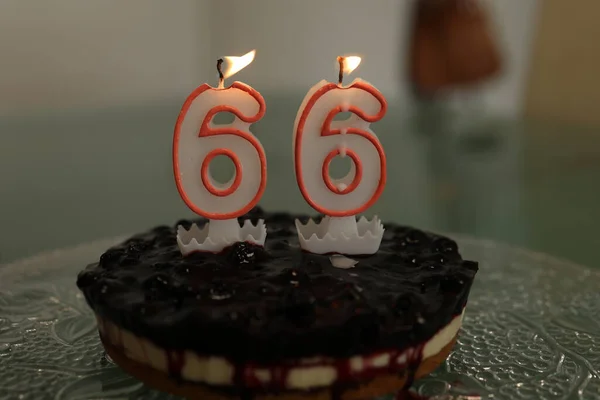Τούρτα γενεθλίων. Τούρτα γενεθλίων με λαμπάδα νούμερο 66. — Φωτογραφία Αρχείου