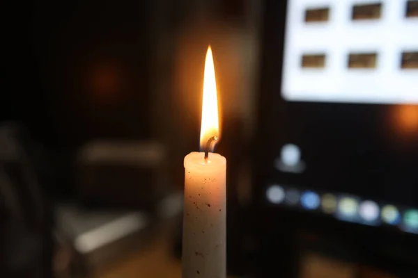Спалювання Свічки Кімнаті Розмитому Фоні — стокове фото