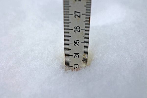 Глубина свежевыпавшего снега метровая палка