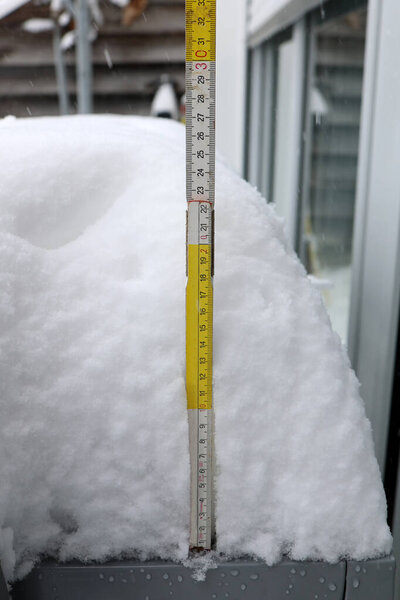 Глубина свежевыпавшего снега метровая палка.