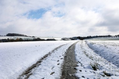 Sabahları yeni yağmış karlı kış manzarası.