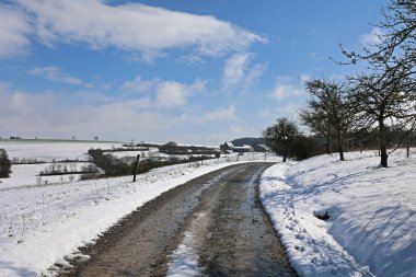 Sabahları yeni yağmış karlı kış manzarası.