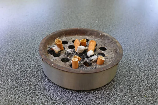 Des Mégots Cigarette Jetés Dans Cendrier Gros Plan — Photo