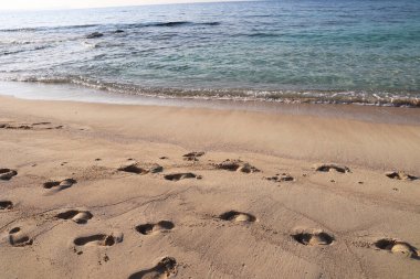 Sahilin kumlarında ayak izleri.
