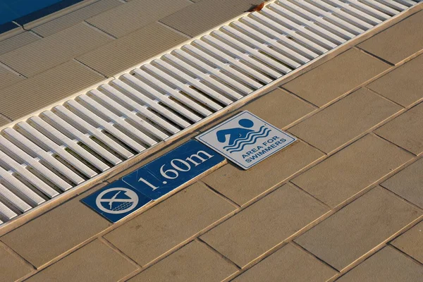 Uyarı Bilgi Tabelaları Oteldeki Yüzme Havuzunda — Stok fotoğraf