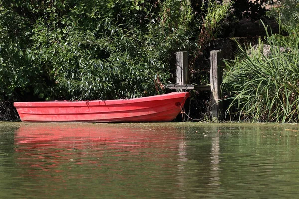 Червоний Човен Біля Озера — стокове фото