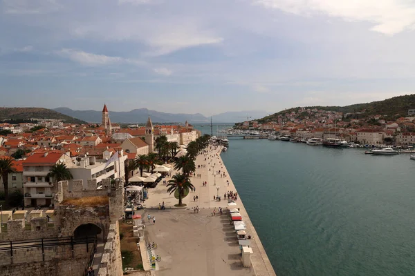 Hırvatistan Eski Venedik Kenti Trogir Iskelesi Boyunca Güneşli Bir Gezinti — Stok fotoğraf