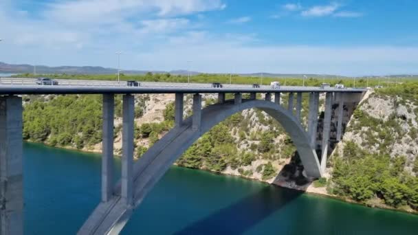 克罗地亚克尔卡河上的公路桥梁 斯克拉丁市 — 图库视频影像