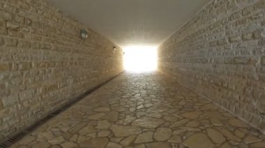 Otobanın altındaki alt geçitten geçeceğiz.