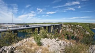 Hırvatistan 'ın Krka Nehri üzerindeki karayolu köprüsü. Skradin Şehri.