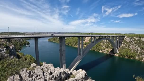 克罗地亚克尔卡河上的公路桥梁 斯克拉丁市 — 图库视频影像