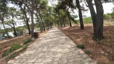 Hırvatistan 'ın Sibenik kenti yakınlarındaki St. Ante kanalı kıyısında yürüyüş yolu.