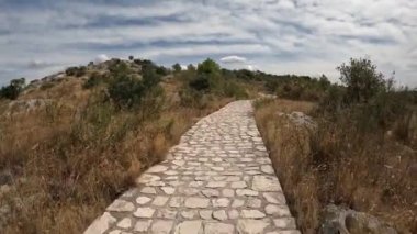 Hırvatistan 'ın Sibenik kenti yakınlarındaki St. Ante kanalı kıyısında yürüyüş yolu.