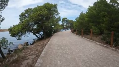 Hırvatistan 'ın Sibenik kenti yakınlarındaki St. Ante kanalı kıyısında yürüyüş yolu.
