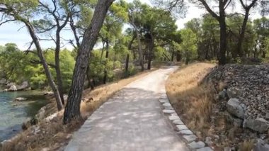 Hırvatistan 'ın Sibenik kenti yakınlarındaki St. Ante kanalı kıyısında yürüyüş yolu.