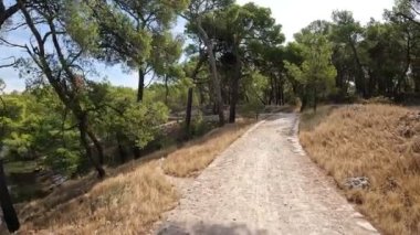 Hırvatistan 'ın Sibenik kenti yakınlarındaki St. Ante kanalı kıyısında yürüyüş yolu.