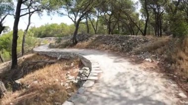 Hırvatistan 'ın Sibenik kenti yakınlarındaki St. Ante kanalı kıyısında yürüyüş yolu.