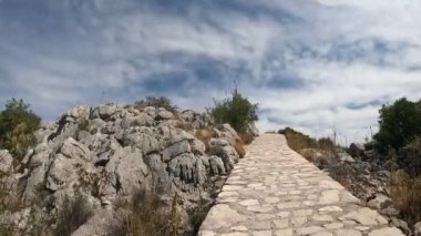 Hırvatistan 'ın Sibenik kenti yakınlarındaki St. Ante kanalı kıyısında yürüyüş yolu.