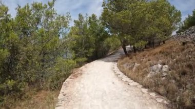 Hırvatistan 'ın Sibenik kenti yakınlarındaki St. Ante kanalı kıyısında yürüyüş yolu.
