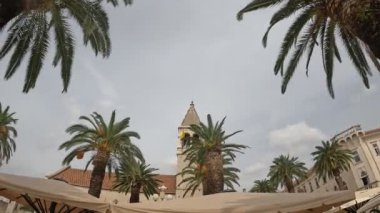 Hırvatistan 'ın Trogir kentindeki şehir kulesinde çanlar çalıyor.