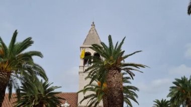 Hırvatistan 'ın Trogir kentindeki şehir kulesinde çanlar çalıyor.