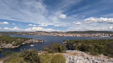 St. Ante Kanalı 'ndan Sibenik şehrinin güzel manzarası.