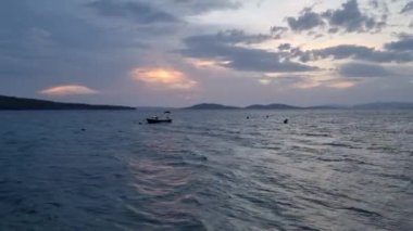 Gün batımında dalgalarda deniz.