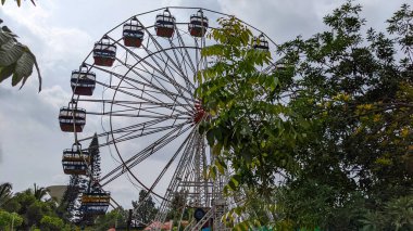 Bengaluru 'daki bir lunaparktaki dönme dolabın manzarası.