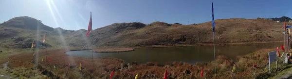 Widok Panoramiczny Prashar Lake Słoneczny Poranek Kliknął Himachal Pradesh Indiach — Zdjęcie stockowe