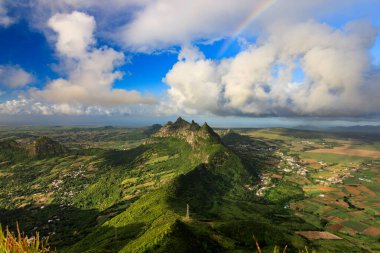 Le Pouce, Mauritius'tan görülen gökkuşağı