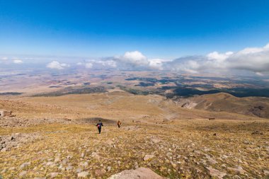 Hasan Dağı 3286 metrede yürüyüş yaparken görüldüğü gibi