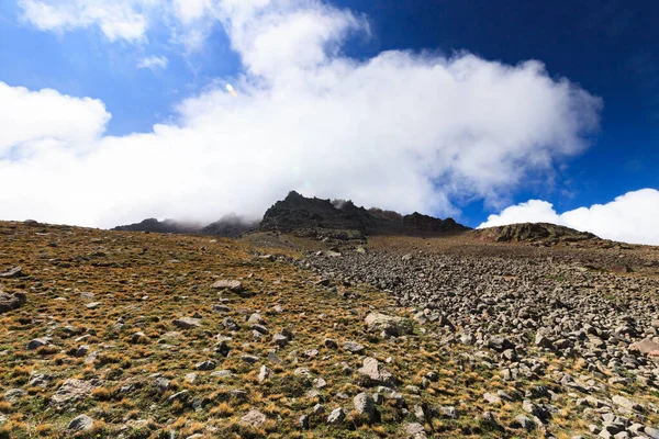 Hasan Dağı 3286 metrede yürüyüş yaparken görüldüğü gibi