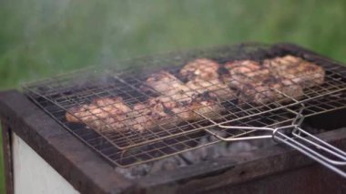 Izgarada yakın planda kızarmış et. Doğada dinlenme ve barbekü