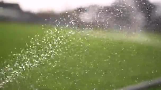 Close Water Breezes Automatic Lawn Watering Modern Green Grass Irrigation — Vídeo de Stock