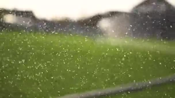 Close Water Breezes Automatic Lawn Watering Modern Green Grass Irrigation — Vídeos de Stock