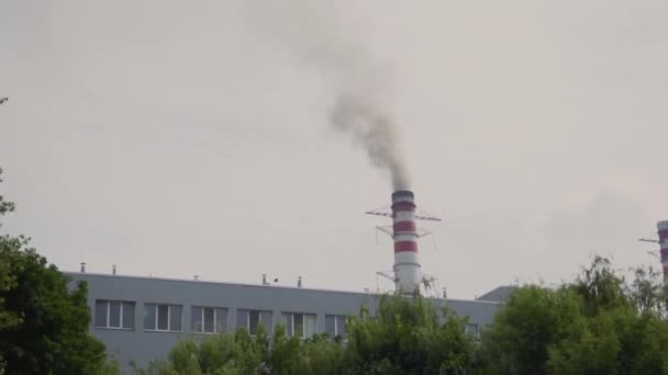 Теплоэлектростанция Дымоход Тэц Против Голубого Неба — стоковое видео