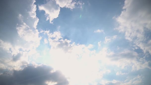 Langit Biru Latar Belakang Dengan Awan Putih Bawah Sinar Matahari — Stok Video